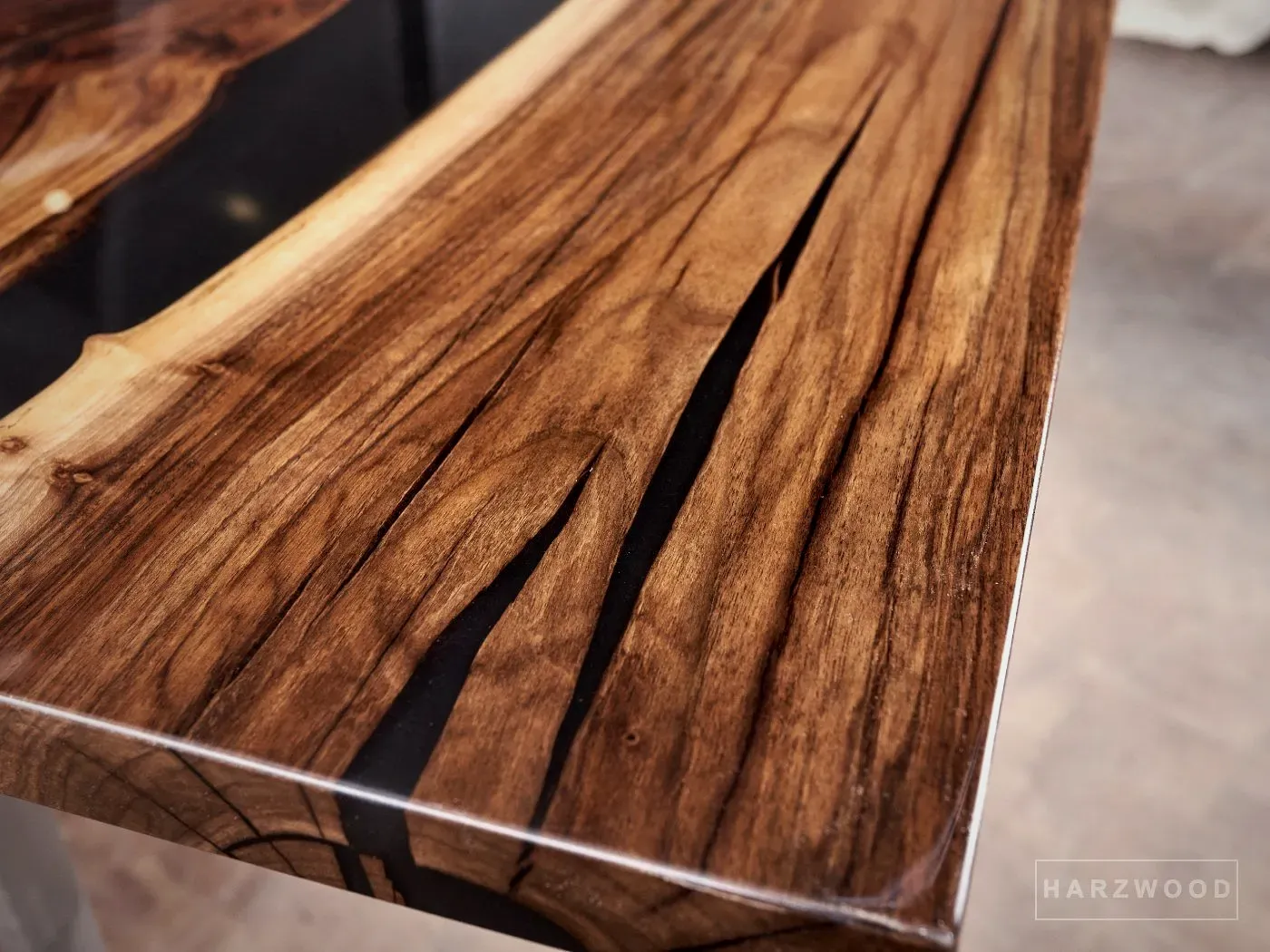Kantendetail einer Nussbaumplatte mit schwarzem Harz, hochglänzend versiegelt