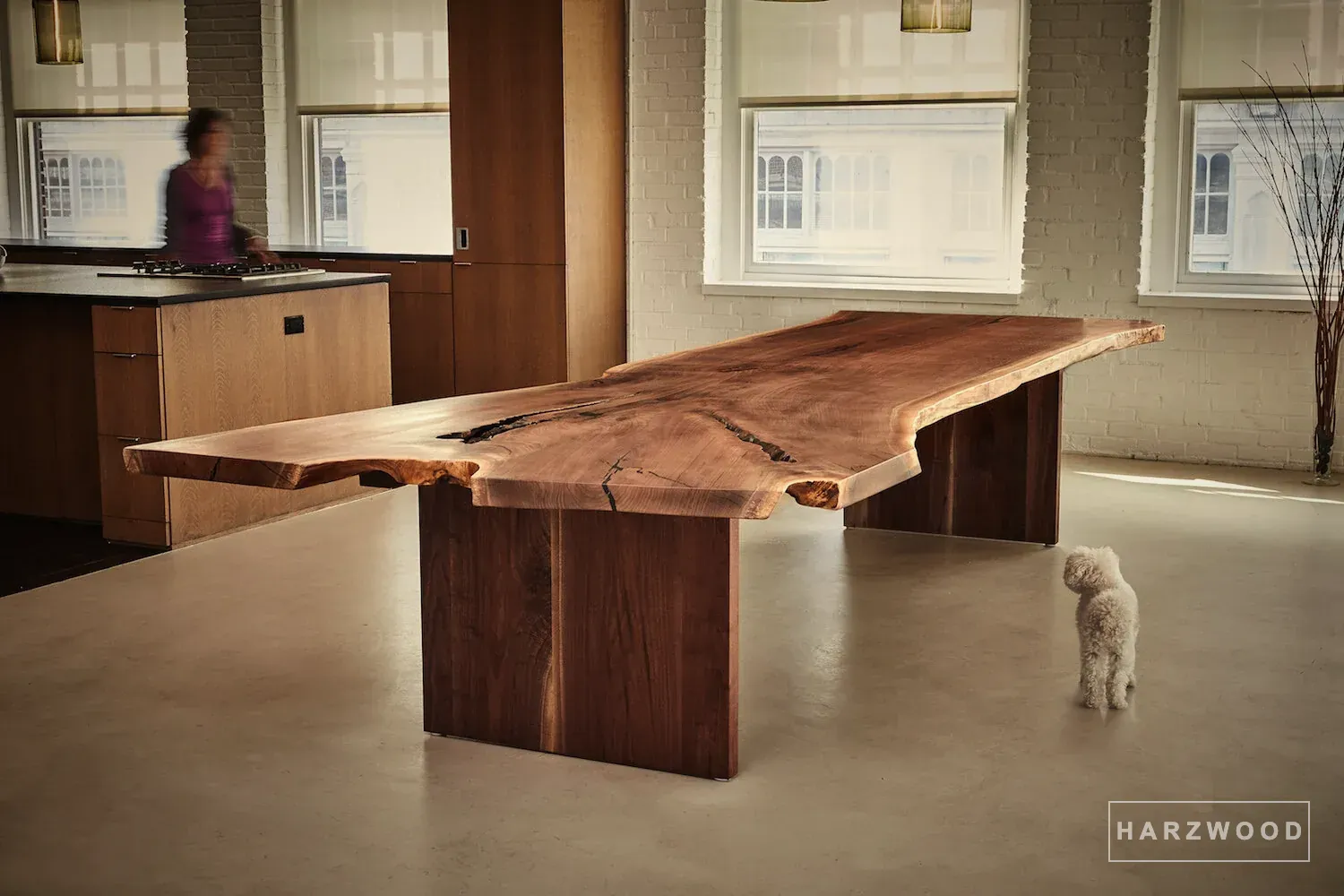 Esstisch auf Holzwangen: Nussbaum mit wilder Baumkante auf massiven Holzwangen im Loft.