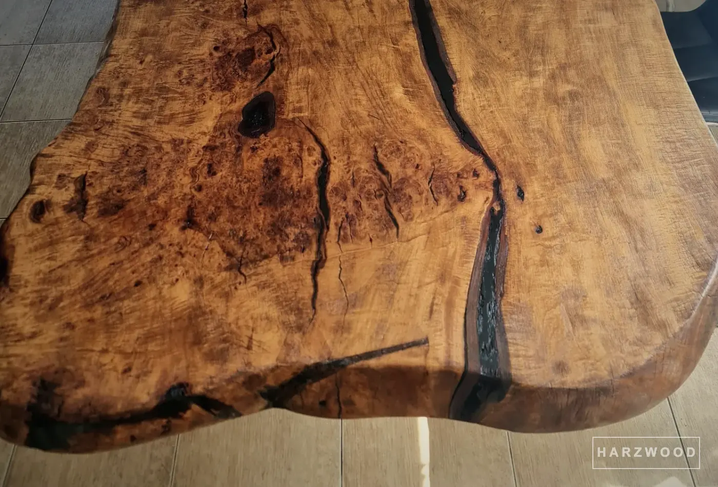 Detail: Maserknollen: Knollen und Kernzonen, von Hand geschliffen und versiegelt.